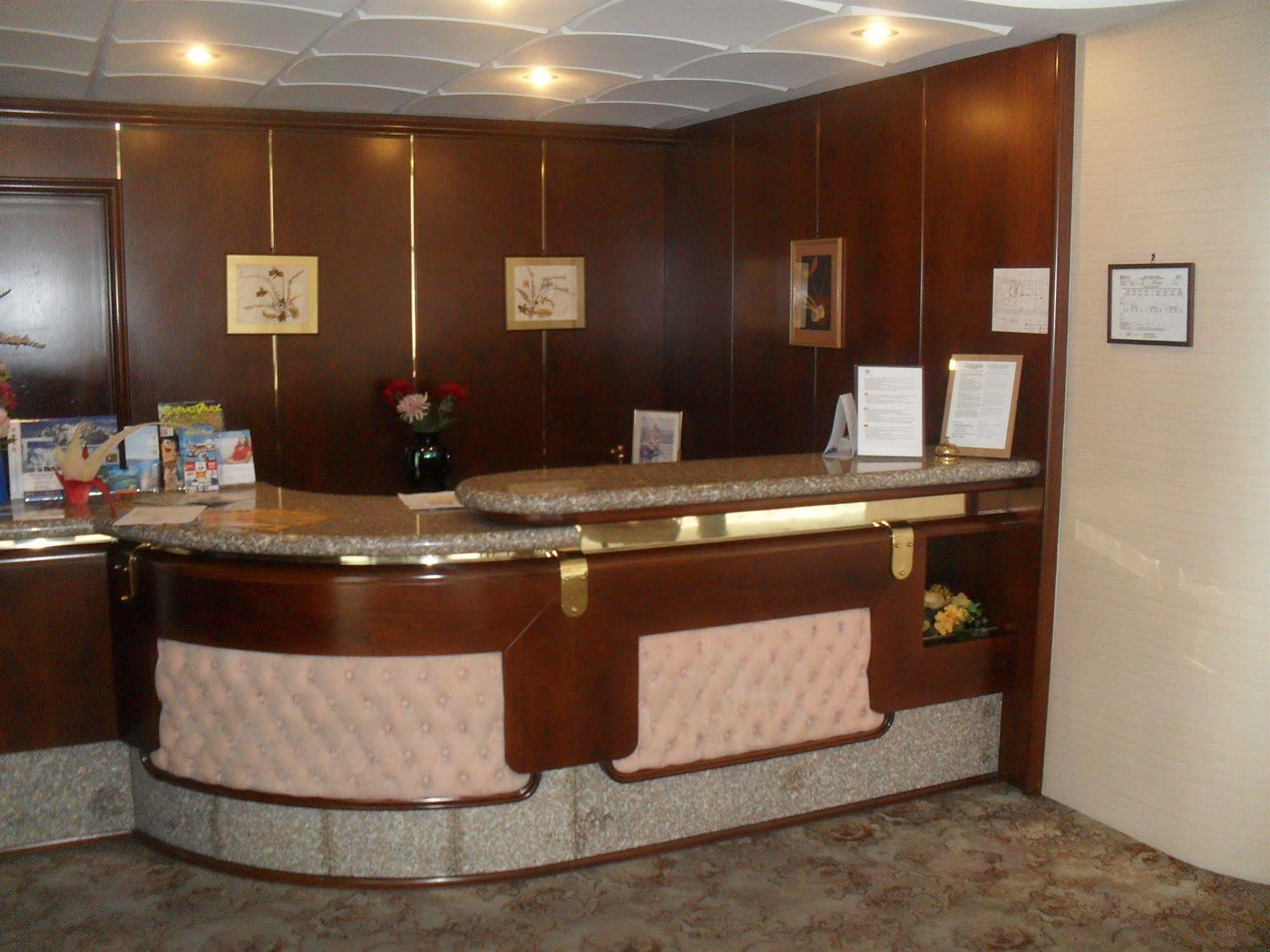Hotel Antares Arona Zewnętrze zdjęcie